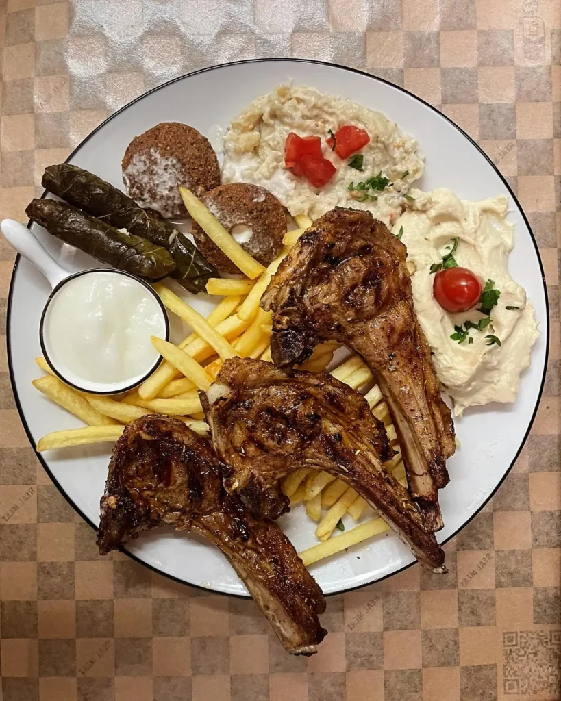 Plat d'un restaurant libanais avec une multitude de condiments