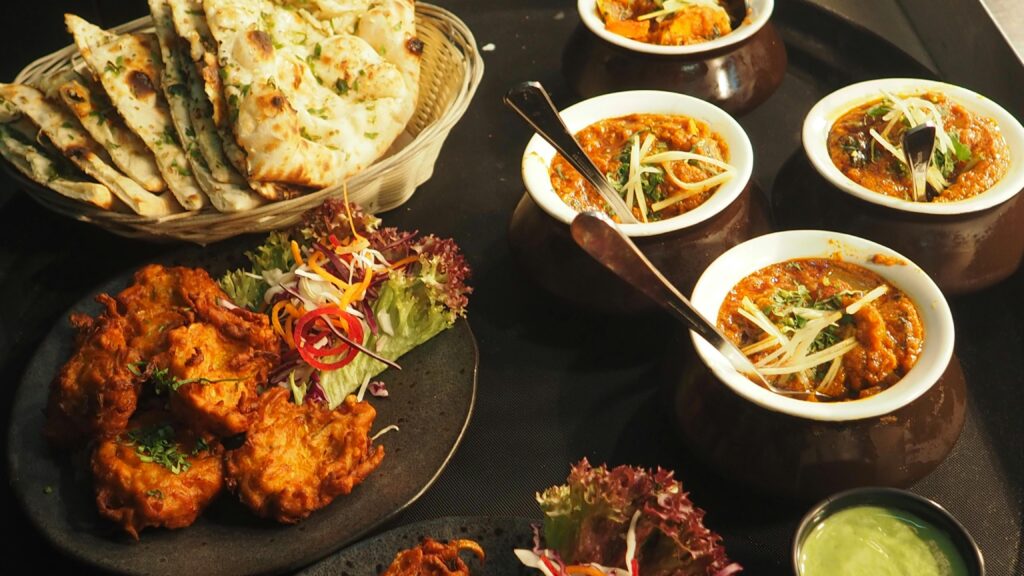 Plats indiens disposés sur la table d'un restaurant