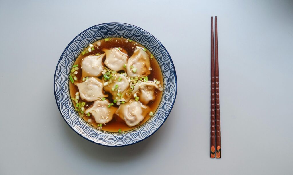 Ravilois chinois dans un bouillon servi dans un restaurant