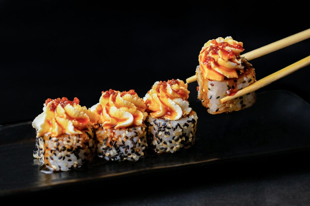 Assortiment de makis japonais servis en restaurant
