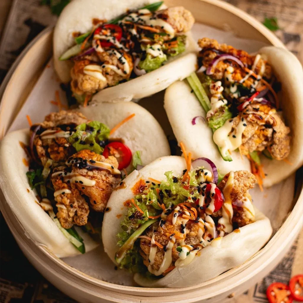 4 baos garnis dans un restaurant chinois