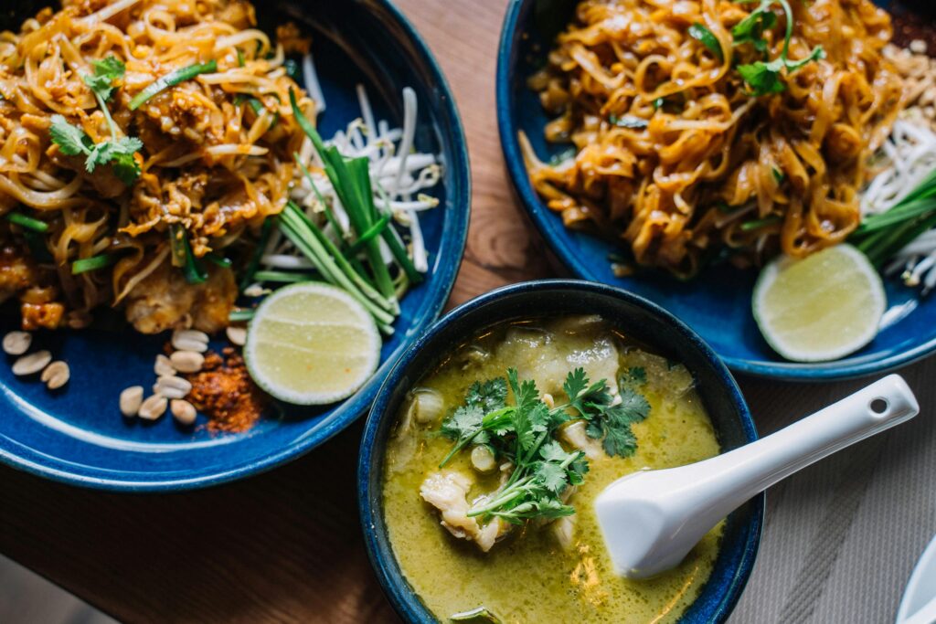 3 plats thaïlandais présentés sur une table d'un restaurant aixois