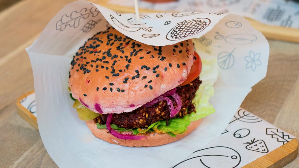 Burger végétarien servi en restaurant
