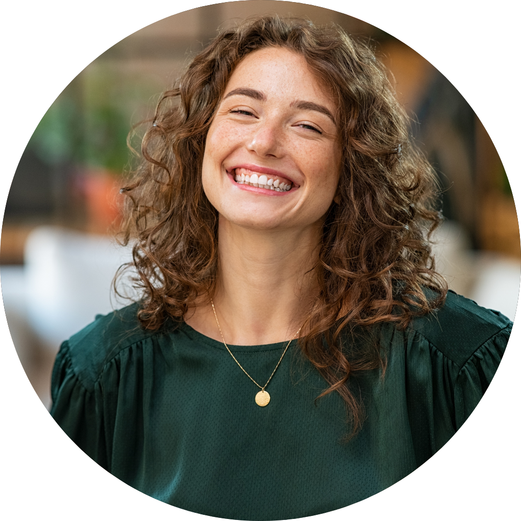 Jeune femme souriante