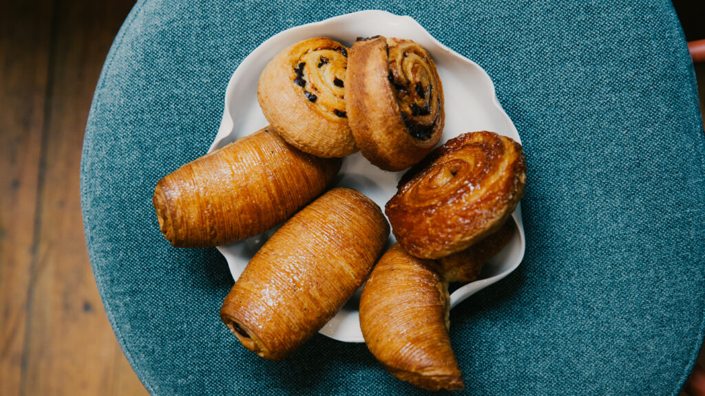 Bol de viennoiseries d'une pâtisserie bordelaise
