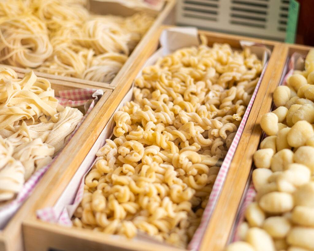 Cagette de coquiettes artisanales dans une épicerie italienne à Aix-en-Provence